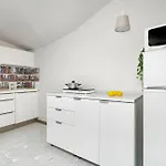 Apartmán Two-level With Air Conditioning And Workspace Close To The Center By Renters