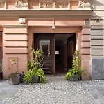 Two-level With Air Conditioning And Workspace Close To The Center By Renters Apartmán