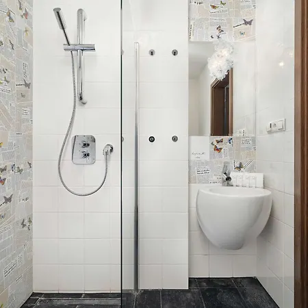 Two-level With Air Conditioning And Workspace Close To The Center By Renters Apartment *