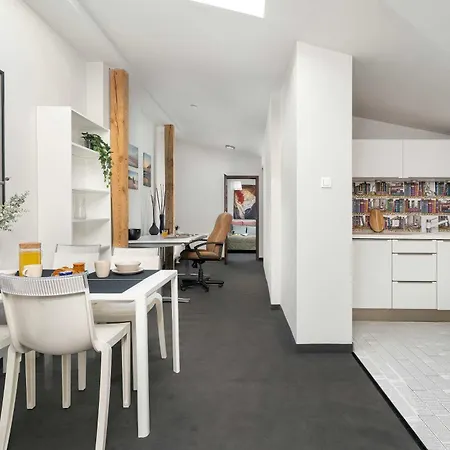 公寓 Two-level With Air Conditioning And Workspace Close To The Center By Renters *