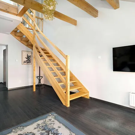 Two-level With Air Conditioning And Workspace Close To The Center By Renters *