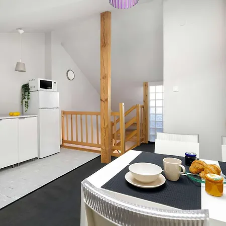 公寓 Two-level With Air Conditioning And Workspace Close To The Center By Renters 波兹南