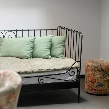 Two-level With Air Conditioning And Workspace Close To The Center By Renters *