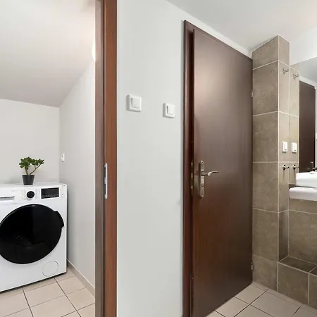 Two-level With Air Conditioning And Workspace Close To The Center By Renters *