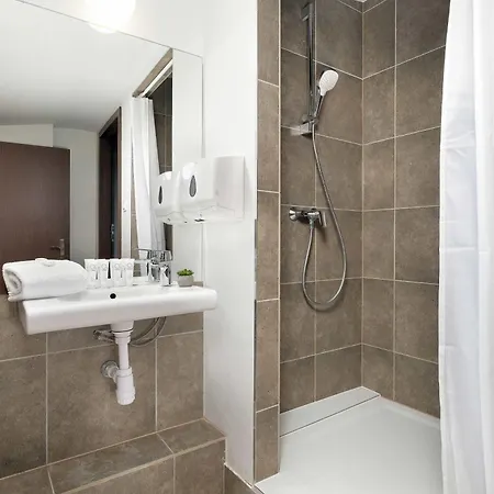 Two-level With Air Conditioning And Workspace Close To The Center By Renters Apartman