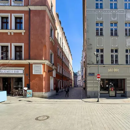 Two-level With Air Conditioning And Workspace Close To The Center By Renters *