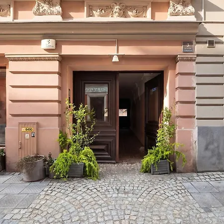 Two-level With Air Conditioning And Workspace Close To The Center By Renters Daire