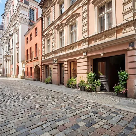 Two-level With Air Conditioning And Workspace Close To The Center By Renters