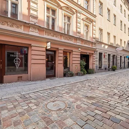 Two-level With Air Conditioning And Workspace Close To The Center By Renters Daire *