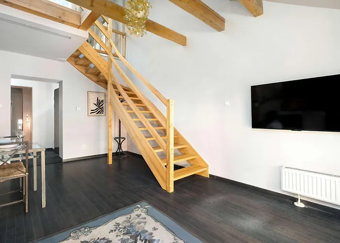 Two-level With Air Conditioning And Workspace Close To The Center By Renters *