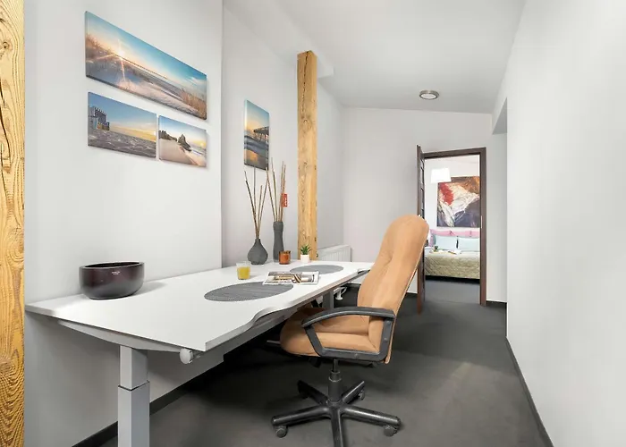 Two-level With Air Conditioning And Workspace Close To The Center By Renters Daire