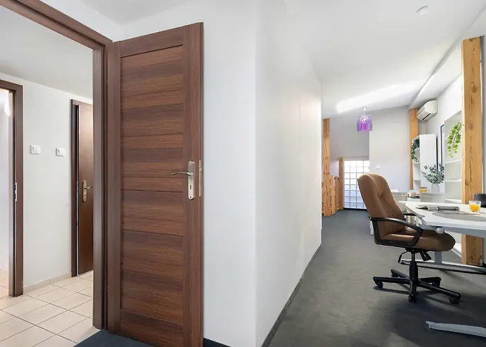 Daire Two-level With Air Conditioning And Workspace Close To The Center By Renters *