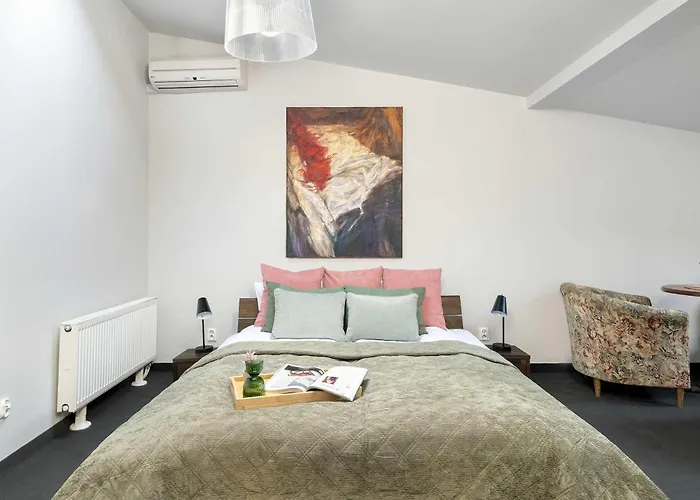 Two-level With Air Conditioning And Workspace Close To The Center By Renters *