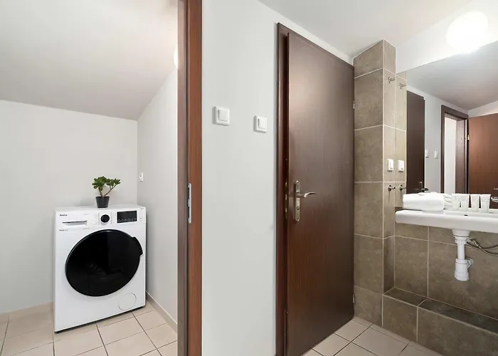 Two-level With Air Conditioning And Workspace Close To The Center By Renters *