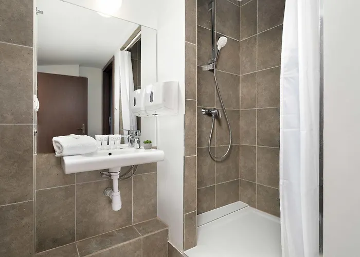 Two-level With Air Conditioning And Workspace Close To The Center By Renters Apartment