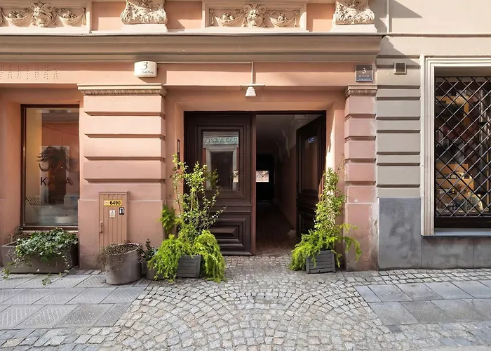 Two-level With Air Conditioning And Workspace Close To The Center By Renters Daire