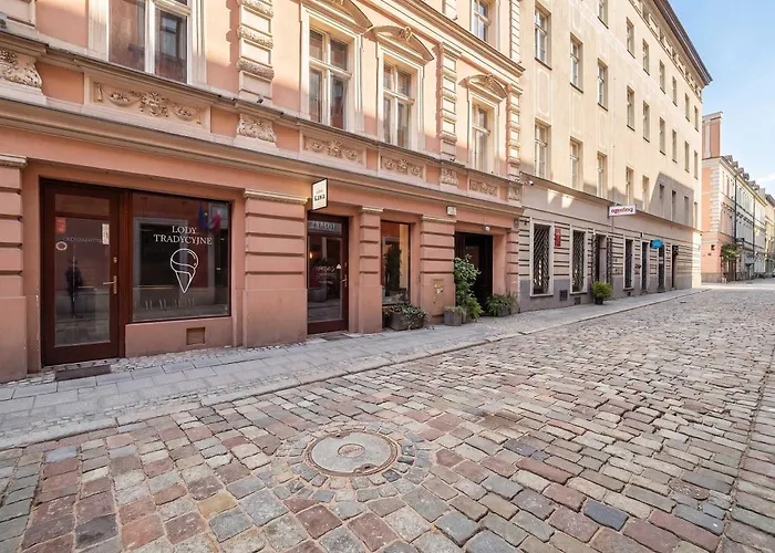 Two-level With Air Conditioning And Workspace Close To The Center By Renters Apartment *